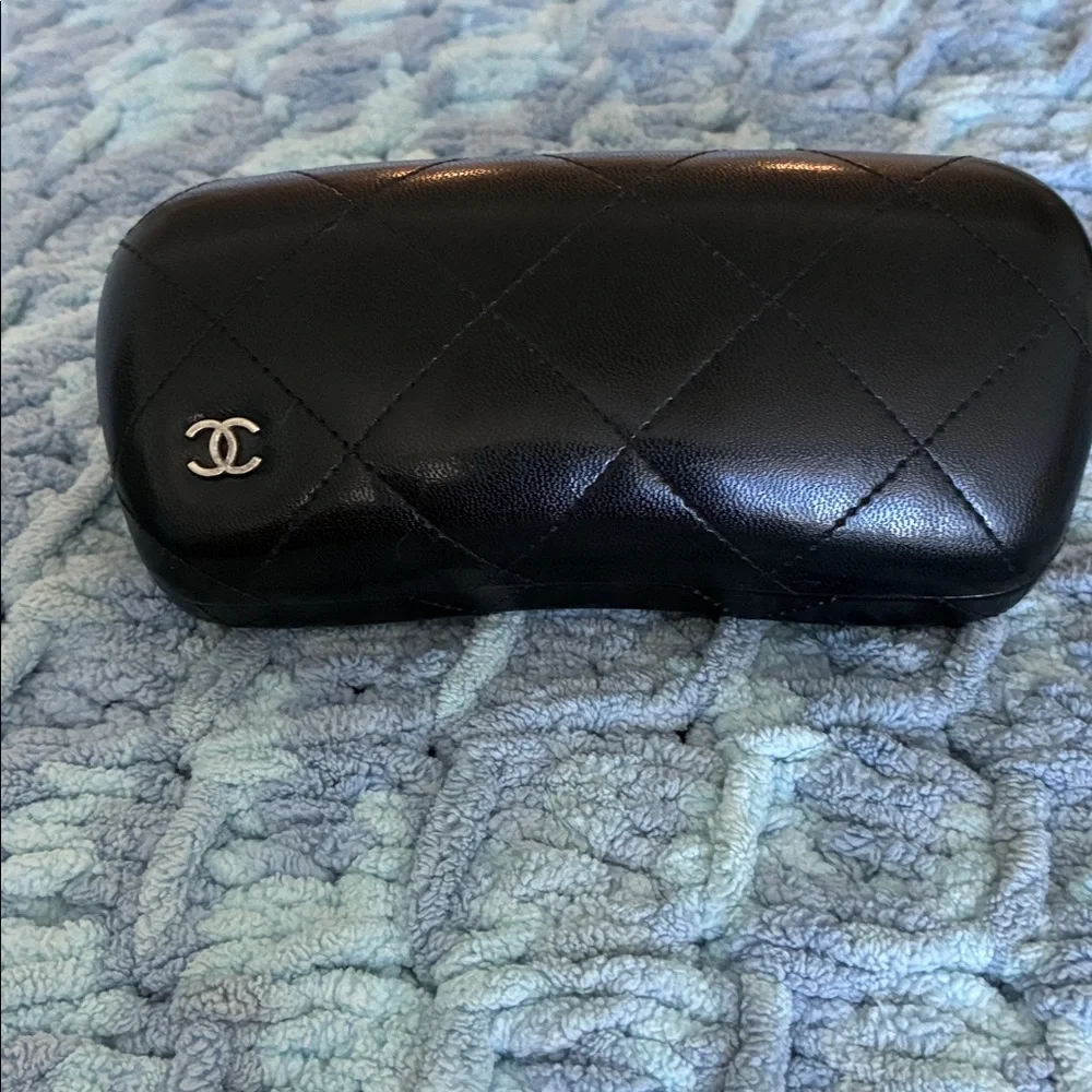 CHANEL Black Sunglasses with case - Picture 5 of 8